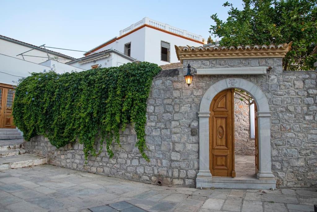 Villa Mansion Eugenie à Hydra  Extérieur photo