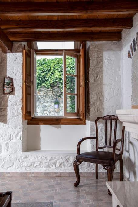Villa Mansion Eugenie à Hydra  Extérieur photo