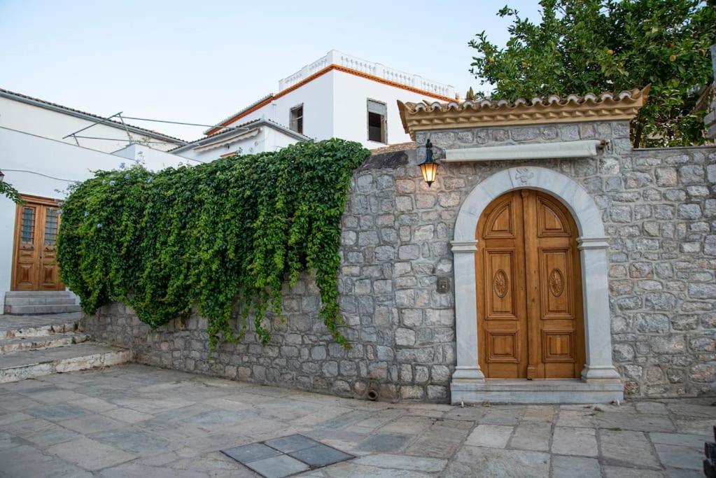 Villa Mansion Eugenie à Hydra  Extérieur photo